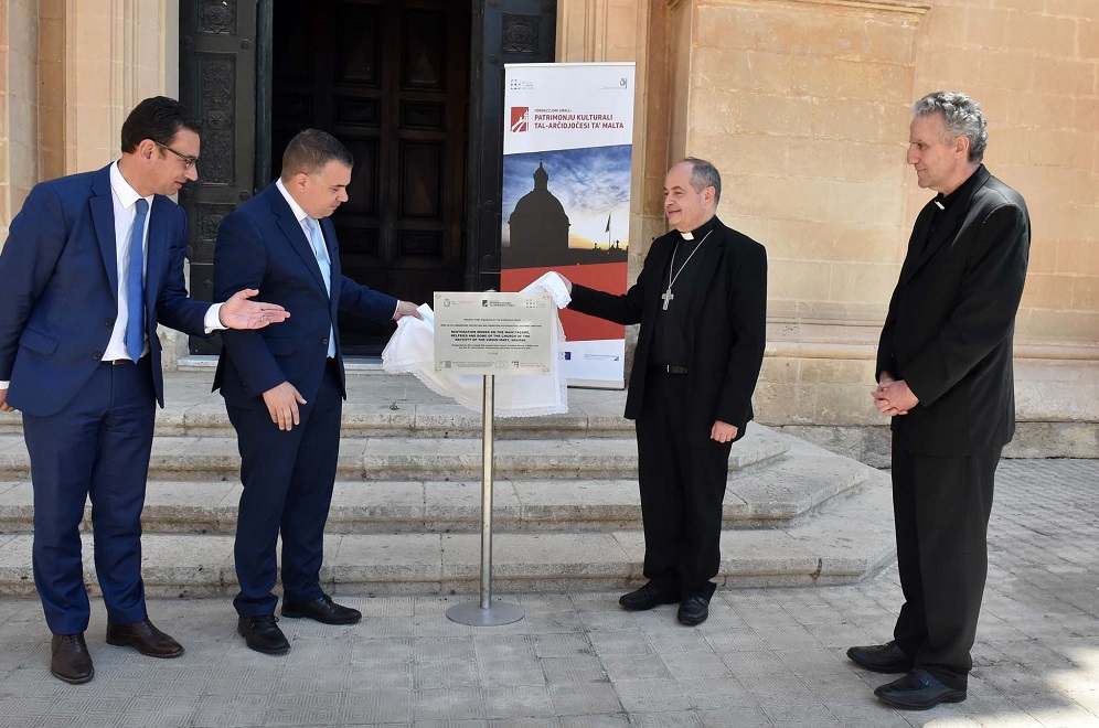 restawr-knisja-naxxar Parliamentary Secretary for European Funds Chris Bonett and Auxiliary Bishop Joseph Galea Curmi inaugurate the restoration work carried out at the Naxxar Parish Church